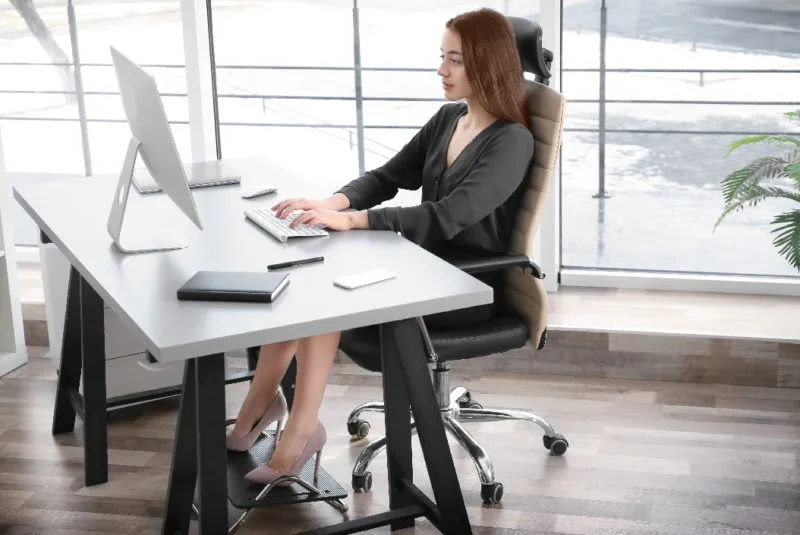 Head, neck and shoulder alignment - World Aquatics Championships in South Korea - Woman sat at her office desk