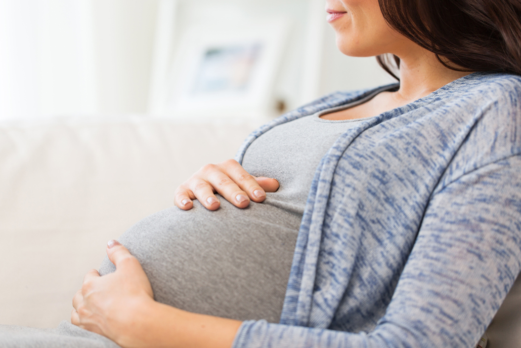 Diastasis recti - Pregnant woman holding her belly
