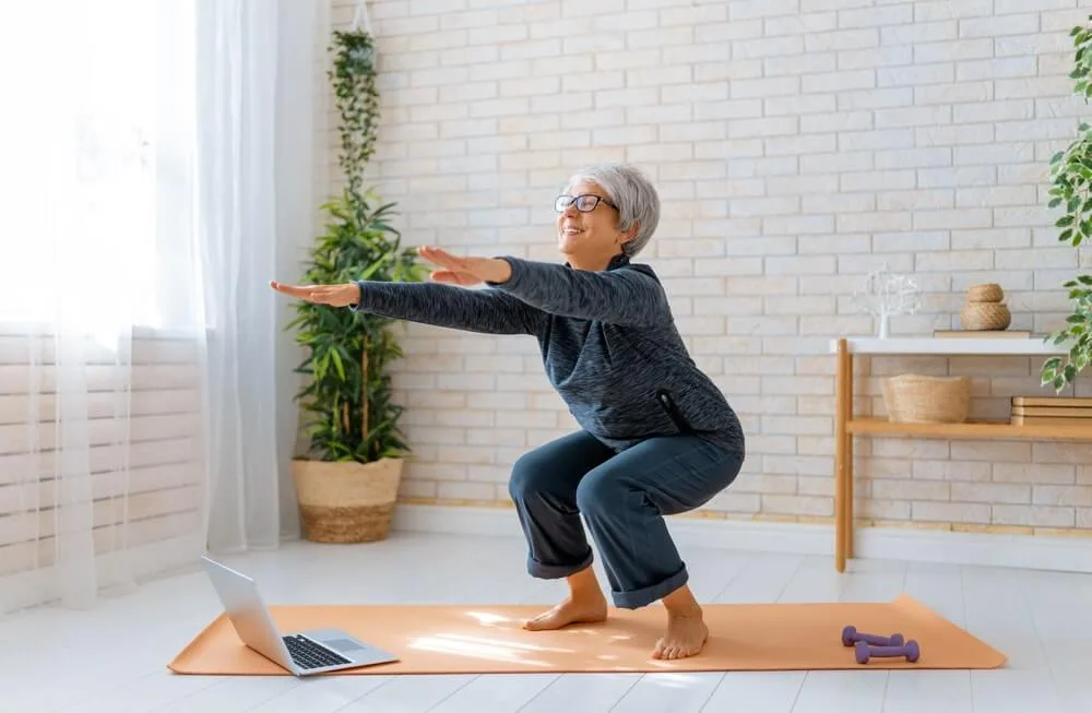 lady squatting in online exercise class-min